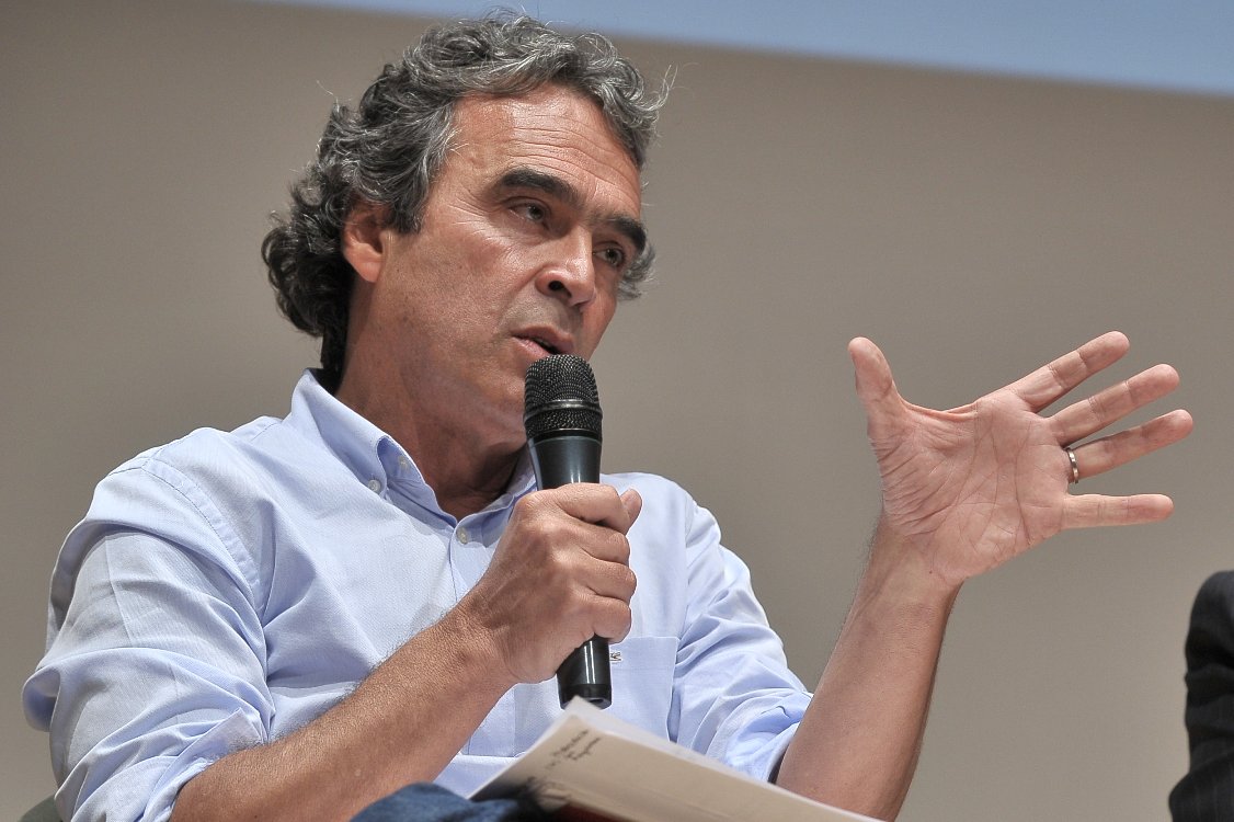 Movimiento político de <a href="/sergio_fajardo/">Sergio Fajardo</a> niega apoyo a 
<a href="/IvanDuque/">Iván Duque 🇨🇴</a>.
bit.ly/2Jh0YYl