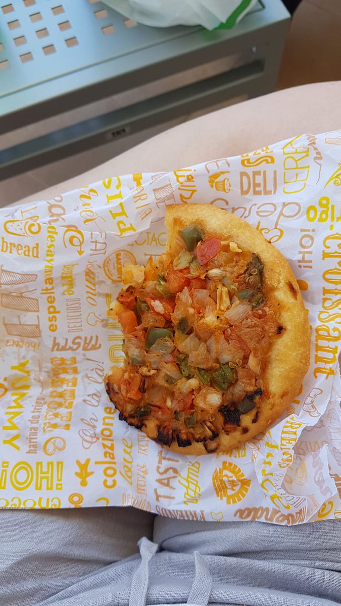 FoodBoy4's tweet photo. Mein #Mittagessen Heute gab es ein kleines aber Feines #Pizzastück https://t.co/qEYS2v6Fzr