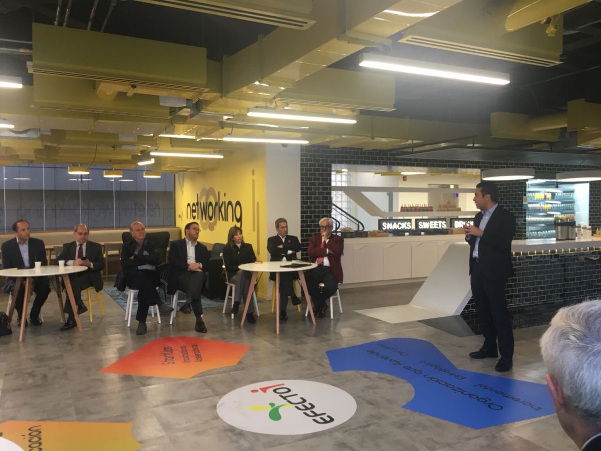 ConnectBogota's tweet photo. Junto a los miembros del consejo conociendo el nuevo #DomoI, el centro de innovación del Grupo Bolívar https://t.co/dxXoCREfWw