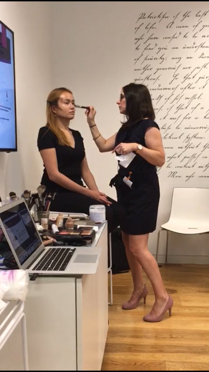 mindshare_uk's tweet photo. Intuitive makeup gives you the inner confidence to express the best version of yourself @intuitivemakeup at #MindshareBalance giving a master class in contouring! #teammindshare #london https://t.co/fQwBgkzNwp