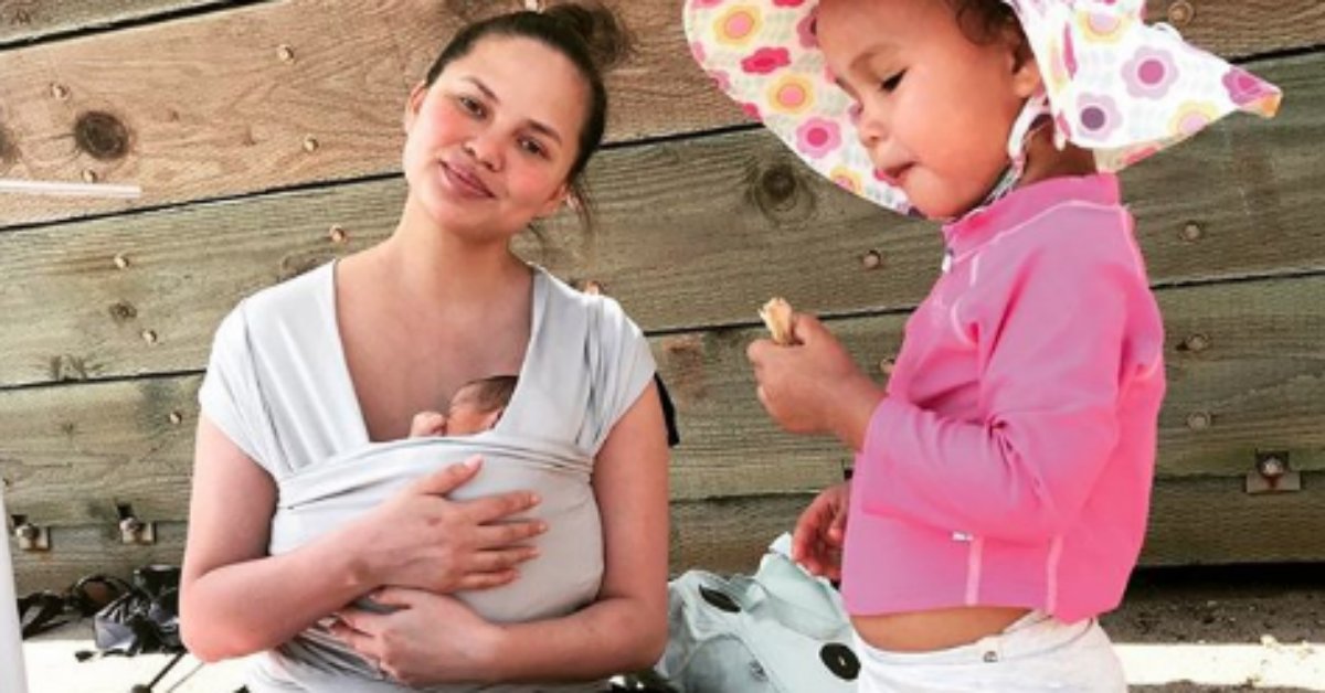 .@chrissyteigen guesses she's "really doing this kid thing" as a mom of two in hilarious photo ow.ly/TqNo50hBeBR