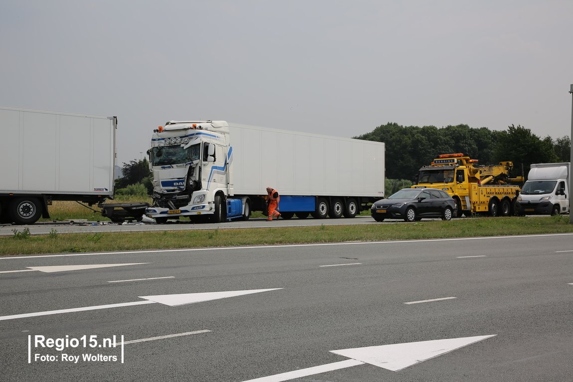 regio15's tweet photo. Vrachtwagen achterop andere vrachtwagen gebotst op de #Hoefweg in #Bleiswijk. Ambulance uit Haaglanden ter plaatse geweest. Onbekend of er iemand is vervoerd. https://t.co/vnkoQWbeBd