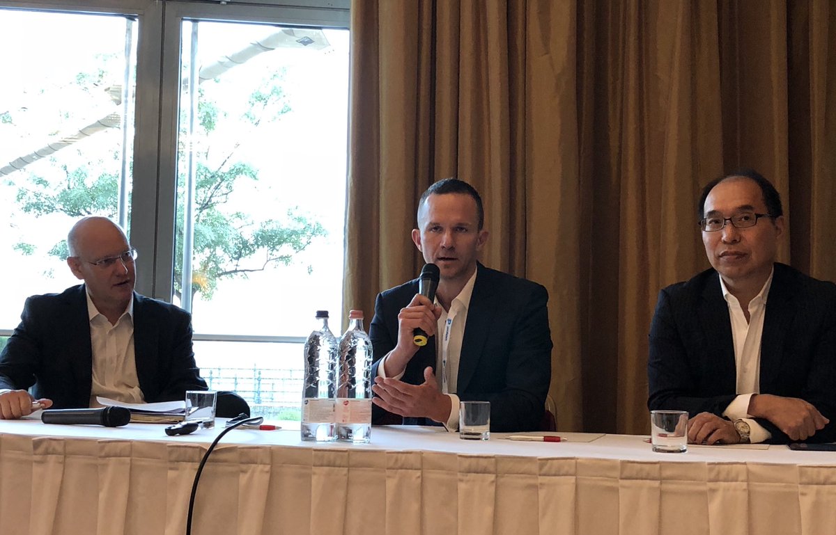 BernhardNiemela's tweet photo. For Simon Crabtree (Jossimo Print) one major argument for investing in a KM 1 was the wide variety of substrates #ProkomConference2018 https://t.co/oZRJKFuaRa