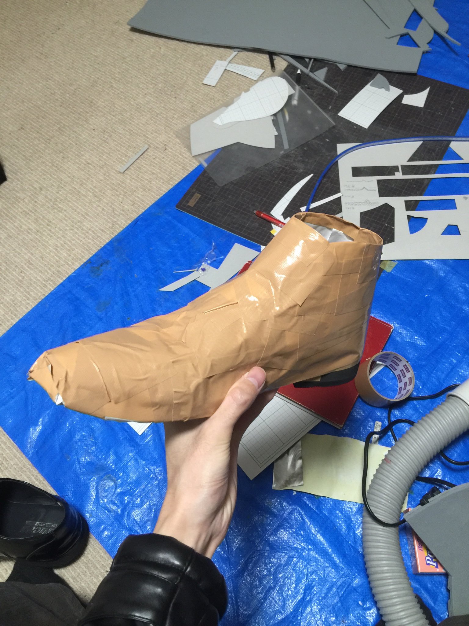 カッツ 唐突に靴の作り方を載せる カッツの作業場 ベースの靴を用意します コピー用紙とガムテープで理想の形になるようにぐるぐる巻にします ガムテープ工作用紙を平面になるように展開して組み立てを繰り返す 型紙展開後 続く カッツ 唐突に靴の作り方を載せる カッツの作業場 ベースの靴を用意します コピー用紙とガムテープで理想の形になるようにぐるぐる巻にします ガムテープ工作用紙を平面になるように展開して組み立てを繰り返す 型紙展開後 続く