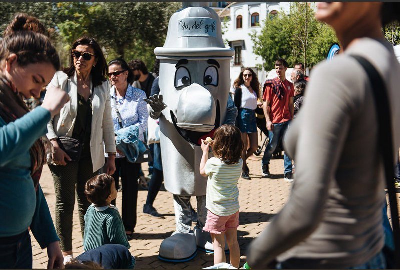 emasesa's tweet photo. ¡Te esperamos el viernes en la Plaza del Altozano en #Sevillahoy!  Celebraremos el #DMMA2018 
➡️Actividades para toda la familia
➡️Taller El Gran Atasco, mascota Grifo y mucho más  
👉https://t.co/CFy71qm6nS
 #TuAgua💦 #YoAguaDelGrifo
EMASESA,#TuEmpresaPúblicadelAgua https://t.co/IgKxp5qseM