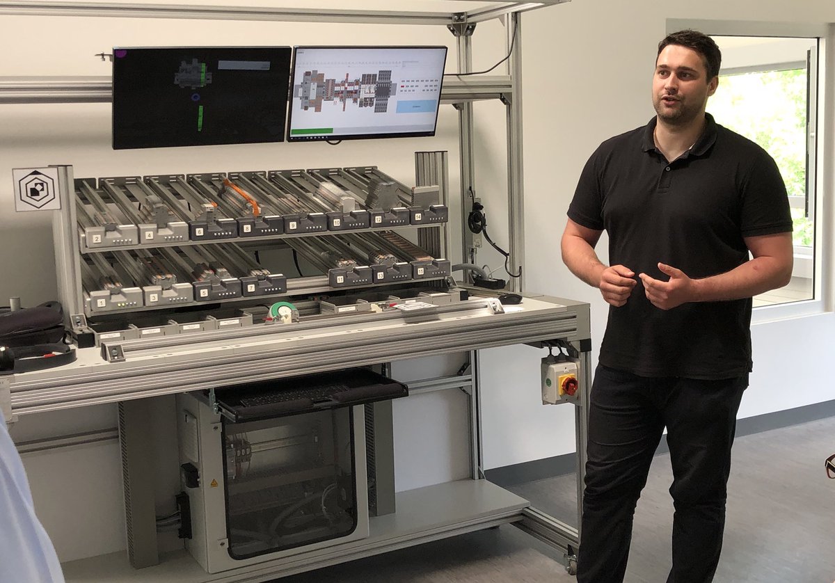 Andreas_Schr's tweet photo. Wie sieht die #Zukunft des #Schaltschrankbaus aus? Unsere Partner in der Lern- und #Forschungsfabrik #LFF an der @RuhrUniBochum zeigen neue Lösungen für die #Montageassistenz! #Klemmenleisten #ClipX #PhoenixContact https://t.co/qB0VdMflCk