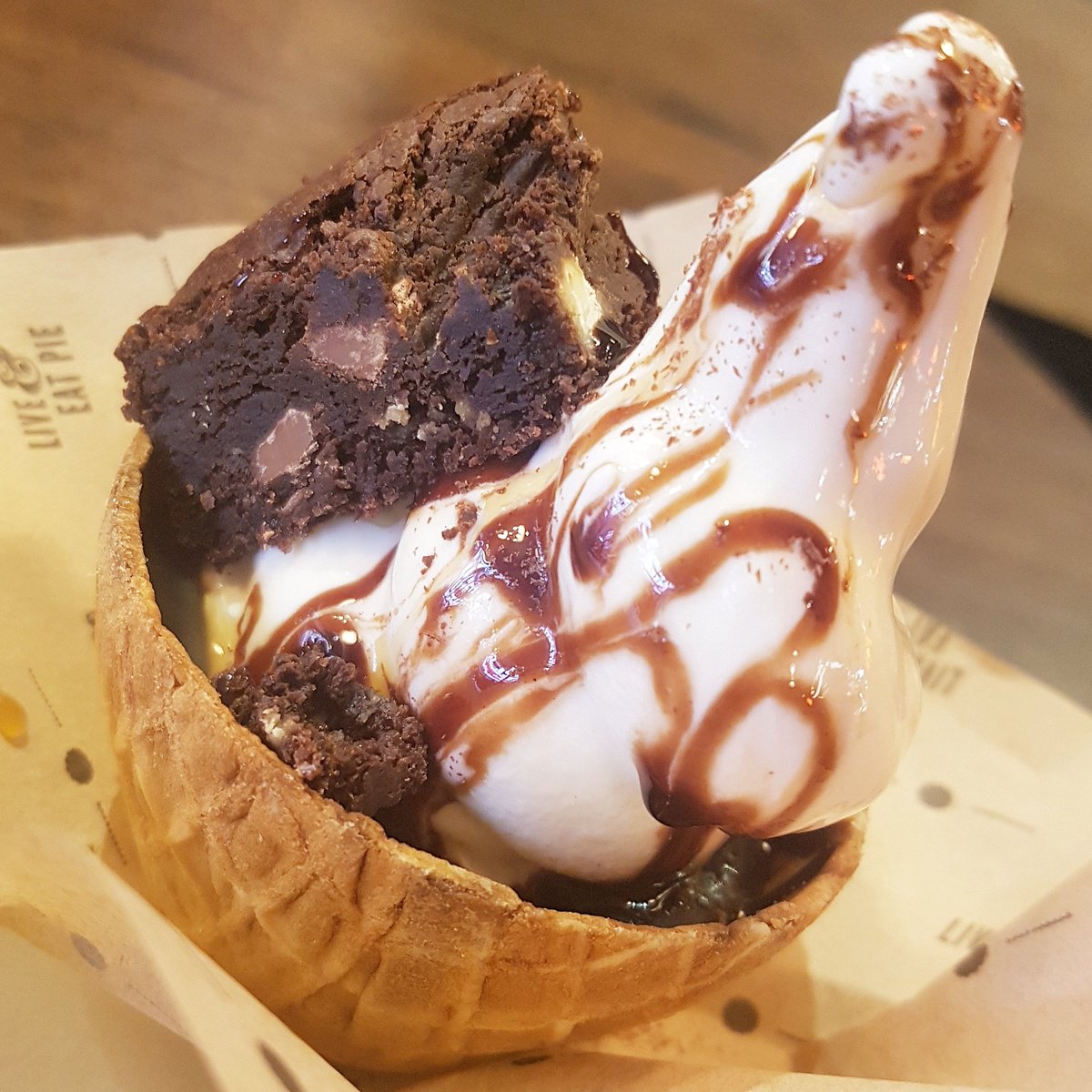 FlipThatsDelish's tweet photo. Soft serve ice-cream from @pieminister topped with some naughty brownies. #CanILickIt https://t.co/ES8mffp3QP