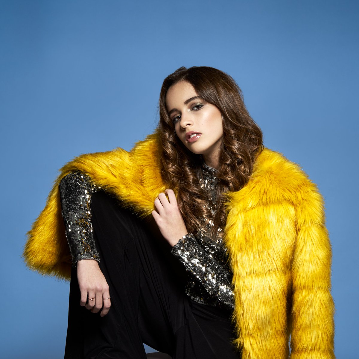 MariaQMCJ3's tweet photo. LOVE Yellow 💛
Fotógrafo: @fotografodemoda
Maquillaje: @raulscarballo1
Modelo: @MariaQMCJ3
#marilovers #merriers #modateen #fashion #cool #yellow #itgirl #lifestyle #raulcarballo #maquillaje #makeup #shooting #rodrigoasensiofotografia #iloviu 💛 https://t.co/G6gfPUQEGe