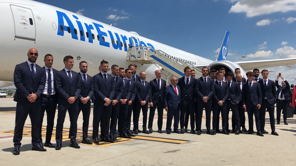 ¡Embarcamos rumbo a #Rusia2018! En las maletas llevamos ilusión, capacidad de sacrificio y todo vuestro apoyo. 

¡Esperamos venir de vuelta con una nueva estrella! 💫

#VamosEspaña 💪🏻🇪🇸