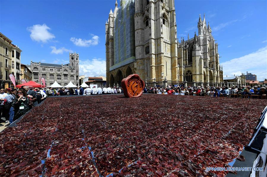 LeonBlockchain's tweet photo. #leonesp Guinness world record for the biggest plate of Cecina (salted dry beef) , you #nonconfers will try it here https://t.co/VFoBvNGS3s. Cryptobeings!! Get your #NONTICKETS in https://t.co/8E4V2jD4bu https://t.co/ivUCH0EAeZ