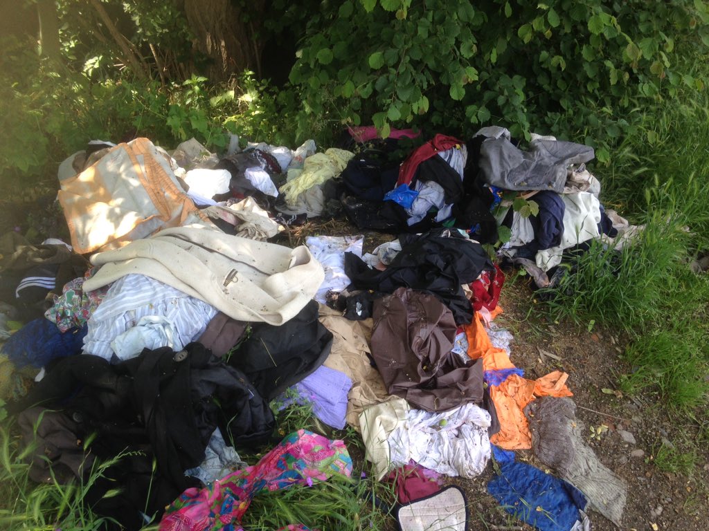 Eauvergnat's tweet photo. Le Bédat, utilisé comme décharge à ciel ouvert entre Gerzat, Clt-Fd et Cebazat à 2 pas du Stade Montpied. Signalé, sur la plateforme de proximité il y a 1 mois, mais rien a bougé ou en pire. @MairiedeGerzat @CebazatOfficiel @ClrmntMetropole Du coup on fait quoi @olivierbianchi1 ? https://t.co/3r5bUDHWZ8