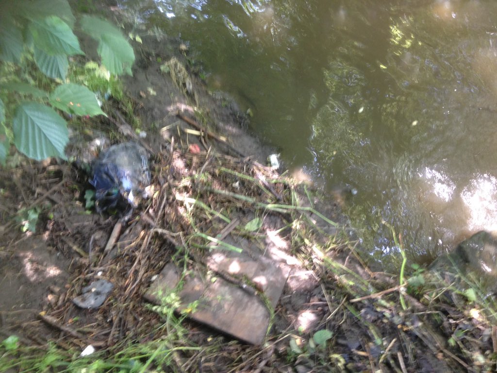 Eauvergnat's tweet photo. Le Bédat, utilisé comme décharge à ciel ouvert entre Gerzat, Clt-Fd et Cebazat à 2 pas du Stade Montpied. Signalé, sur la plateforme de proximité il y a 1 mois, mais rien a bougé ou en pire. @MairiedeGerzat @CebazatOfficiel @ClrmntMetropole Du coup on fait quoi @olivierbianchi1 ? https://t.co/3r5bUDHWZ8