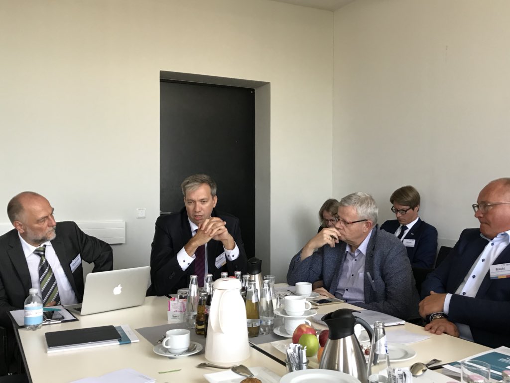 MichaelReiterPR's tweet photo. Pressegespräch #HSK18 Schlüter #Knappschaft: durch #Pflegepersonalzusatzvergütung zurück ins Mittelalter - Re-Analogisierung aufwandsparender technologiegestützter #Prozesse wie #unitdose #Essenserfassung durch Personaleinsatz? Evidenz für Belastung der #Pflegekräfte dank IT-Tool https://t.co/LtcOsyumUJ