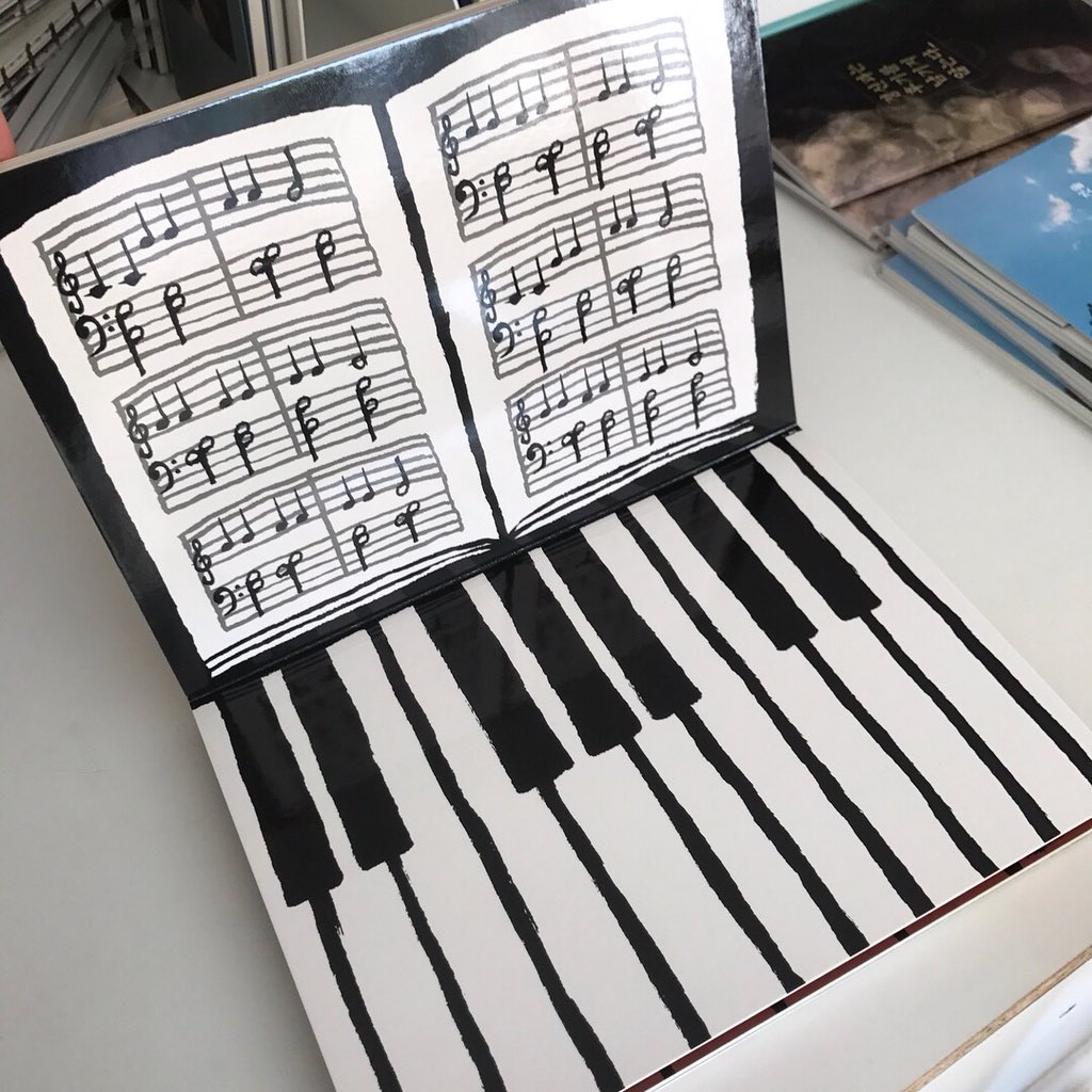 byeolcheck's tweet photo. [3차입고] <This is not a book> (PHAIDON/18,000원)

그래픽 아티스트 Jean Jullien의 그림책으로 사물을 다른 시선으로 바라보는 기발한 묘사가 흥미롭습니다. 이것은 책이 아닌 노트북, 박수 치는 손, 피아노가 되며 Jullien의 풍부한 상상력은 페이지를 넘길수록 그 재미를 더해줍니다. https://t.co/oK7N9TVBYI