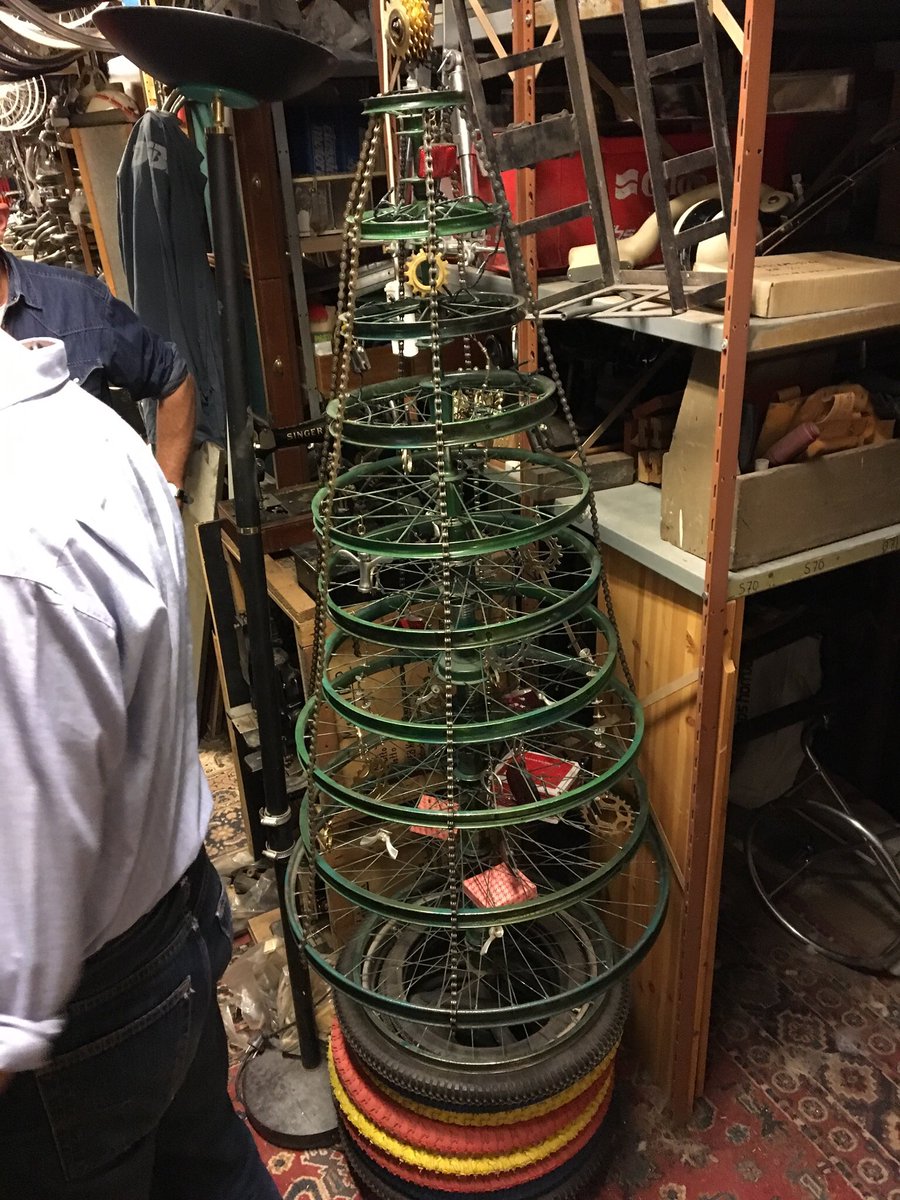 Hvil i fred Einar! Trist å høre at sykkellegende Einar Bowitz har syklet ut av tiden.  Her en av hans fantastiske kreasjoner, hjuletre❤️🌹