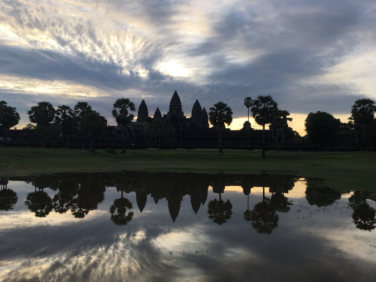 sandralako's tweet photo. Amazing sunrise at #ankgorwat https://t.co/rV6D1BjDAh