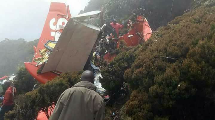 SandeZack's tweet image. #FlySax Notice that kids can climb up to the scene of the accident, but our much vaunted @NDOCKenya took three days