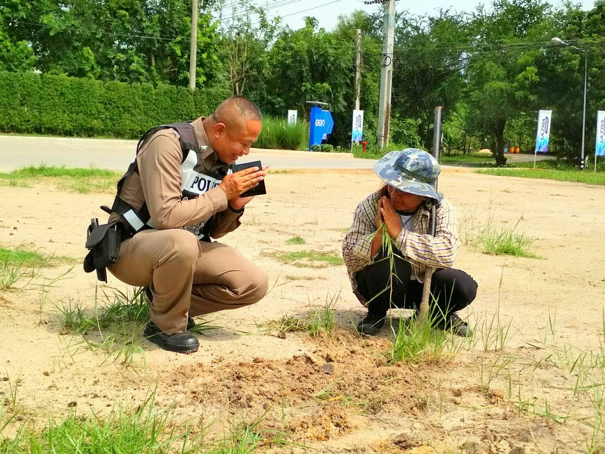 police_dkt's tweet photo. 8/6/2561
โครงการ stop walk and talk
สายตรวจ ตำรวจด่านขุนทด ออกตรวจพบปะเยี่ยมเยือนประชาชน ในท้องที่ต่างๆ ประชาชนมีความประทับใจ ที่เห็นตำรวจไทยออกตรวจรูปแบบนี้
@PoliceRegion3
@korat_police
@tri333
@Art2036_
 https://t.co/DpZ1Mdfl8O https://t.co/L2JipSKqV2