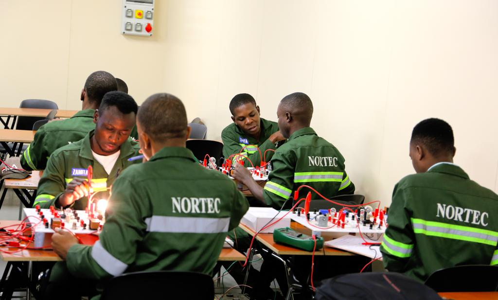 ZamitaZambia's tweet image. #knowledgetesting on #electricalcircuit formation for Heavy Equipment Engineering Diploma students @ZamitaZambia  refurbished labs