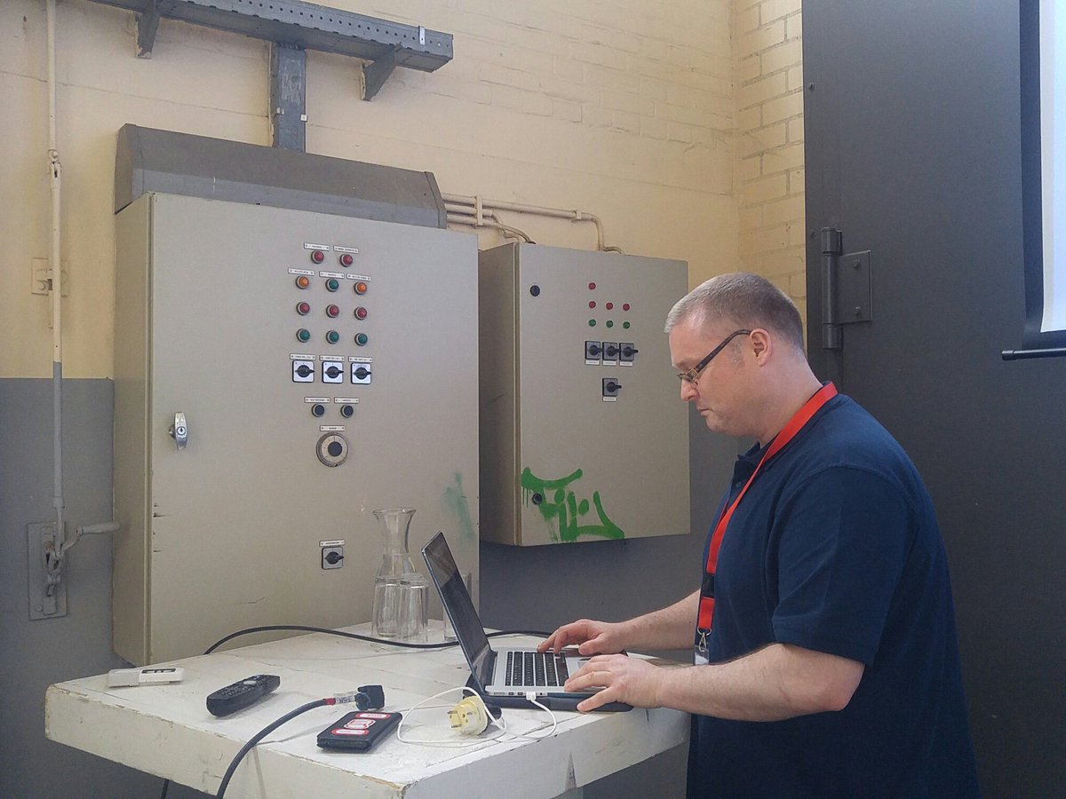 oraesque's tweet image. #nloug_tech18 #tech18
We found @oraclebase - he&apos;s in the 
Onderdelen Depot :-)