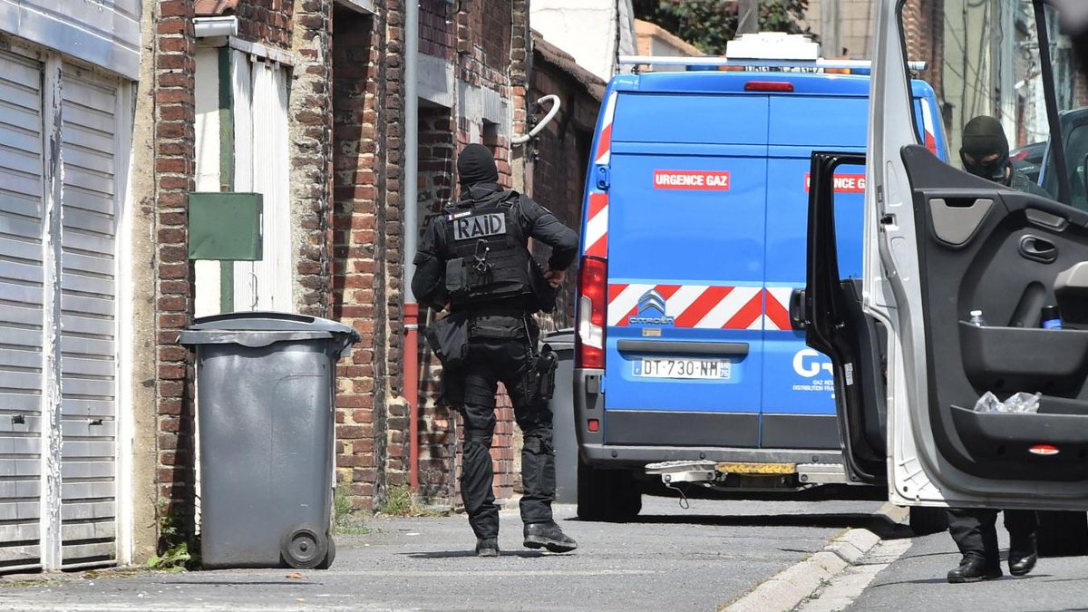VDNValenciennes's tweet photo. A Beuvrages, depuis ce matin, un homme est perché sur sa cheminée. Le RAID tente de négocier 
https://t.co/l9tc6RCRJu https://t.co/uRmnbaoWDG