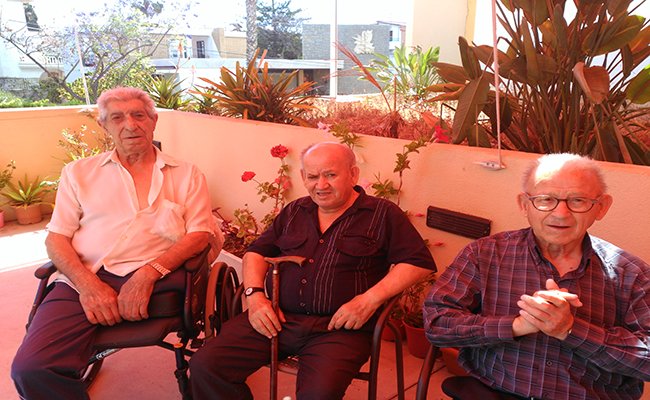 CostaNevada's tweet photo. Paco, Julio y Ramón, han encontrado aquí a #personas que comparten sus inquietudes e intereses, con las que pueden conversar y recordar momentos agradables. La #felicidad, en todas sus formas, debería ser el objetivo de todo ser humano. Este es el espíritu Costa Nevada. https://t.co/HAIO1AKiKk