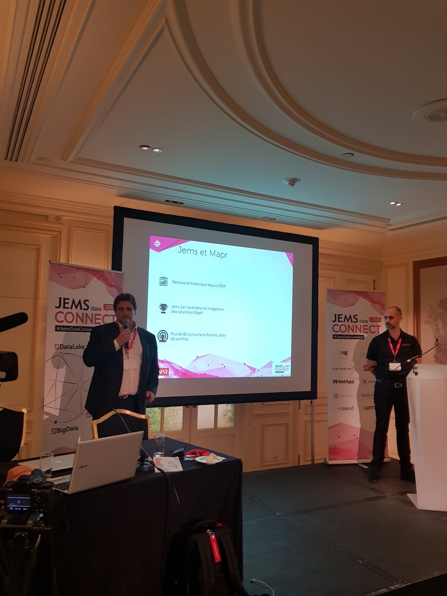 OlivierLaine's tweet photo. Cyrille en pleine présentation de notre expérience data fabric avec Mapr au #JemsDataConnect ! #JEMSdatafactory #jemsgroup et #mapr https://t.co/lc1ZFmQ2Jb