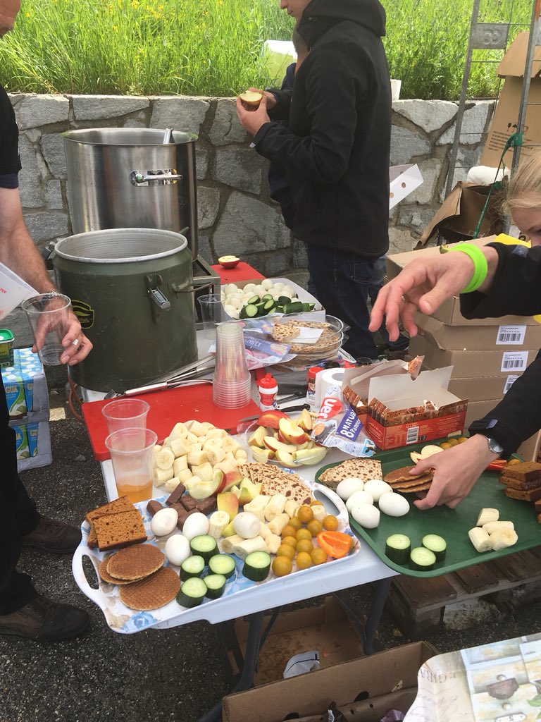ClaessensMarian's tweet photo. Vanaf de @alpedhuzes  bouwen we met @BigChallenges een feestje en helpen we iedereen naar de #TOP met een hapje en een drankje gesponsord door onze NL #voedselproducenten https://t.co/HHjia9pTUh