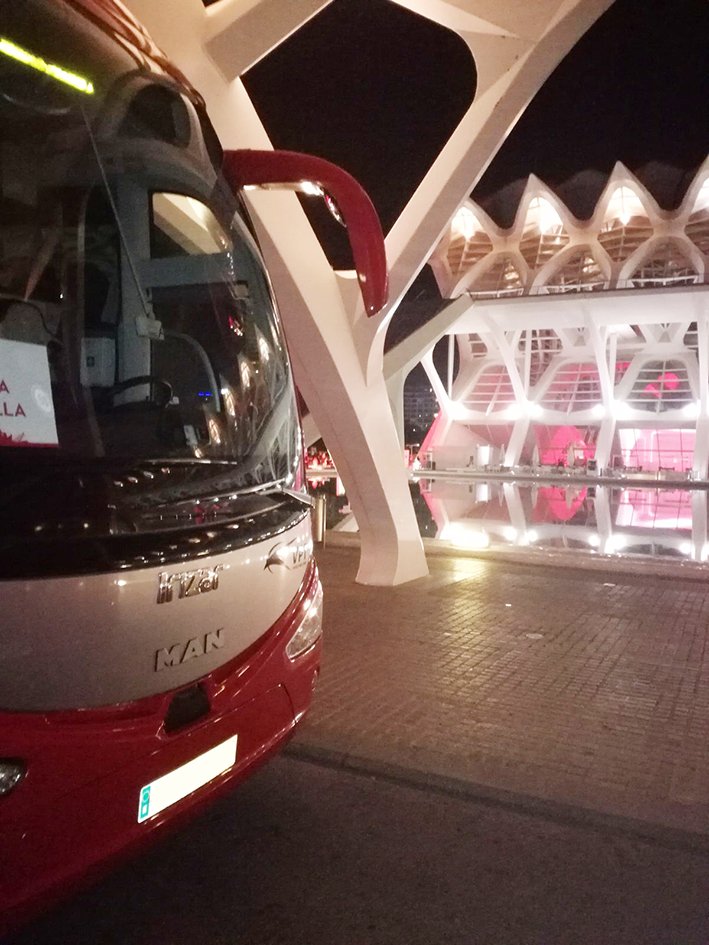 En uno de nuestros traslados nocturos por València.
Ciudad de las Artes y las Ciencias
¡Viaje en la mejor compañía!
#autocaresvalencia #autocar #autocares