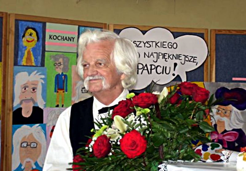 pamieci's tweet photo. Dziś 95 urodziny Henryka Jerzego Chmielewskiego, ps. Papcio Chmiel – polski grafik, rysownik i publicysta, uczestnik Powstania Warszawskiego w 7 pułku piechoty AK „Garłuch” pod ps. Jupiter, autor serii komiksowej „Tytus, Romek i A’Tomek”.
Dużo zdrowia i pogody ducha‼️🎂🇵🇱 https://t.co/R1SrTZ2nFn