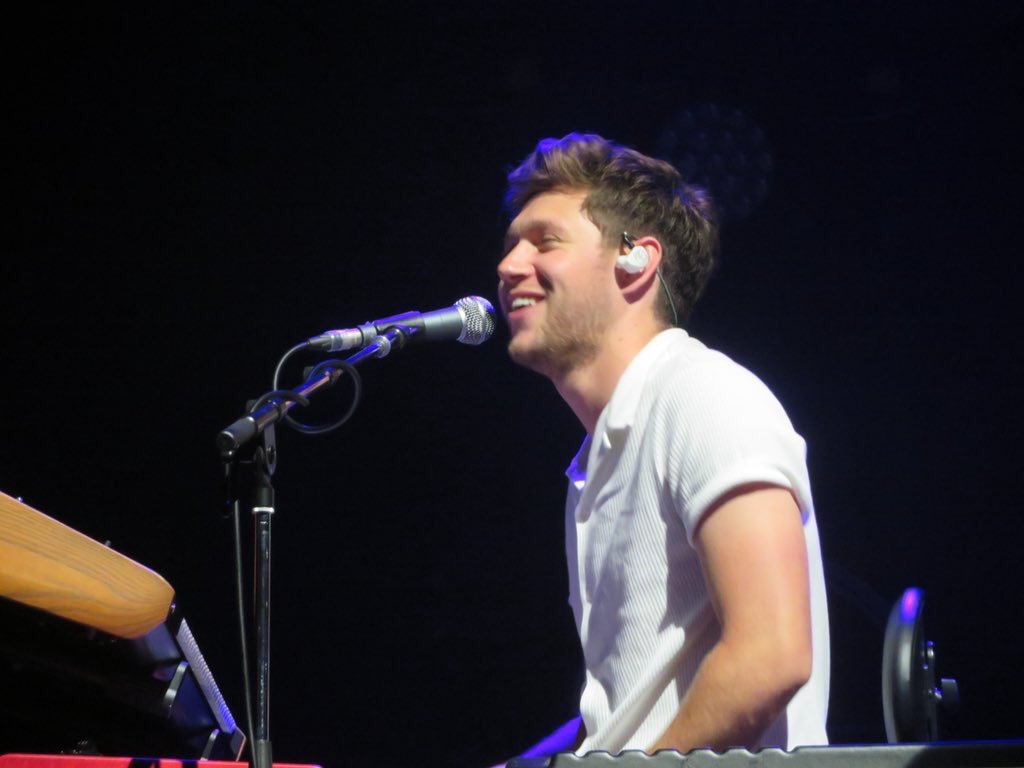 NJHNEWS's tweet photo. June 7th: Niall on stage (via @flickereesha) #FlickerWorldTourMelbourne https://t.co/vzL4LRLQoQ