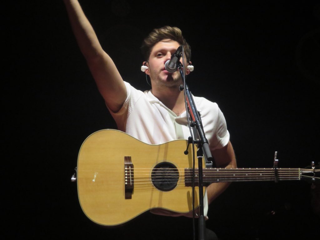 NJHNEWS's tweet photo. June 7th: Niall on stage (via @flickereesha) #FlickerWorldTourMelbourne https://t.co/DvQkJx3Nzu