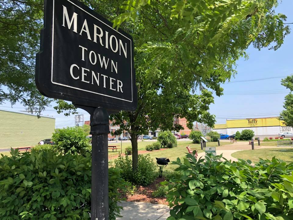 CenterStHealth's tweet photo. Don’t forget CSCHC Family!! It’s Thursday, so from 4-7 come out to Founders Park and support a local farmer with some great, farm-fresh produce!! #FreshProduce #FromFarmToTable #FarmersTan #dowtownMarion #hometownHealthcare https://t.co/VNHWOiVGiw