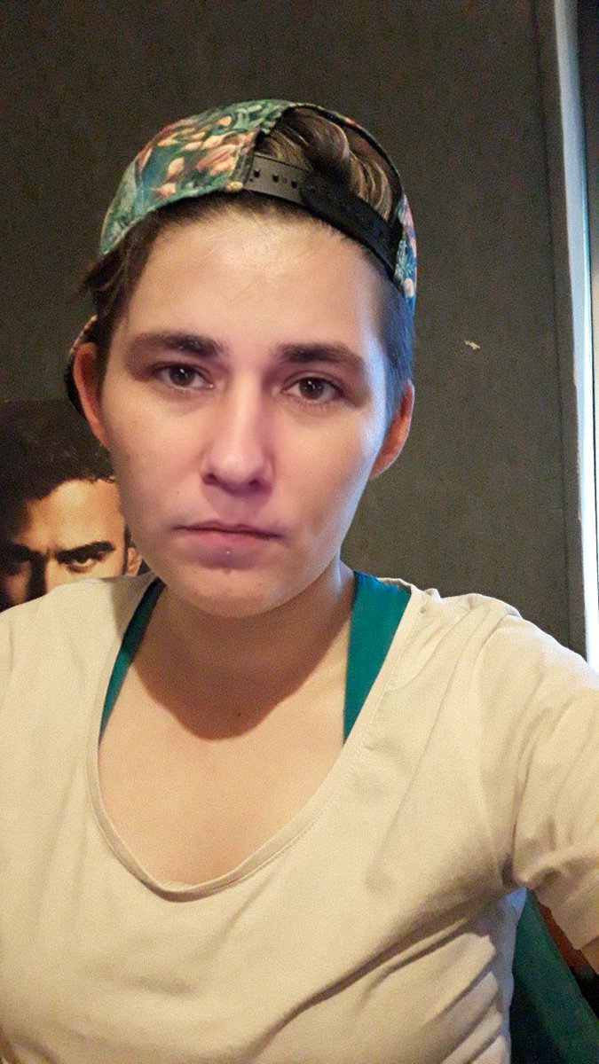 Cass_farod's tweet photo. Donc la, j'ai mélanger mon visage avec celui de @FarodGames 
On en parle ou pas ? On dirais juste que je suis un gars mais il n'y a presque pas de ressemblance avec Clément 😂 https://t.co/nNmqDoLe7M