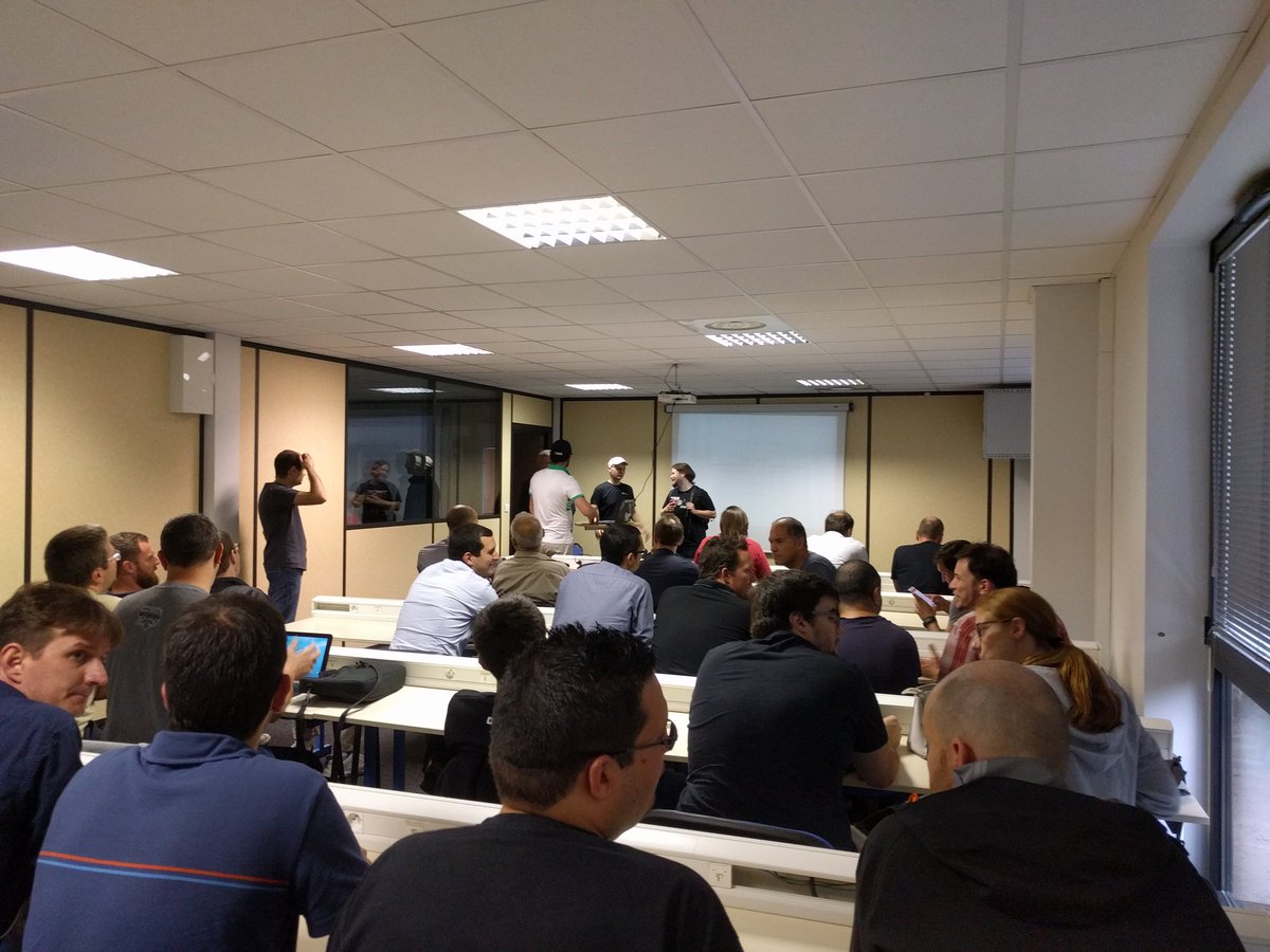 n1c0l4stournier's tweet photo. Meetup : Full-Stack Microservices, William Bartlett (@bartlettstarman), @treeptik pour le @marsjug https://t.co/Bt1II5LIps