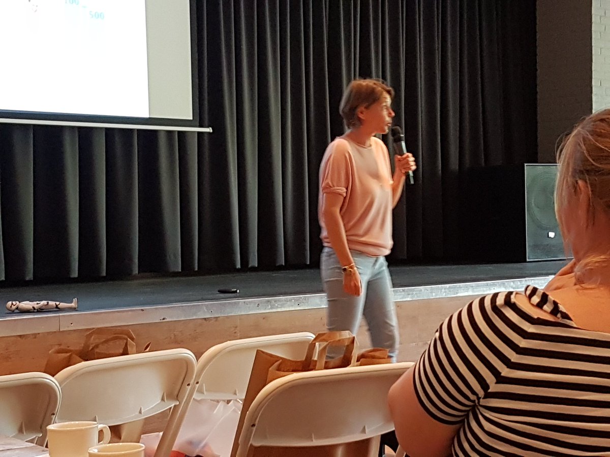 Heerlijk informatief, met humor maar realistisch. 'Puber en Poen. Hoe moet je dat als ouder doen' Top <a href="/EefvanOpdorp/">Eef van Opdorp</a>. Mede mogelijk gemaakt door @RaboNoordVeluwe