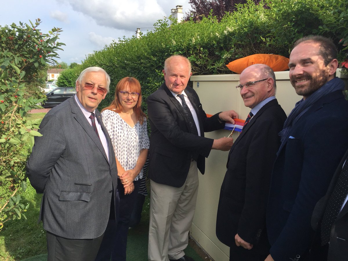jbdognon's tweet photo. Inauguration des premières armoires #fibre du nouveau réseau #FTTH d’#Orange à Montigny-le-Bretonneux https://t.co/CeohDNbRpt