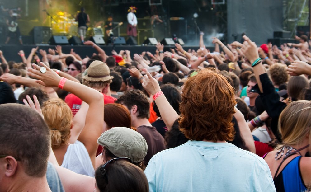 Het is weer festivaltijd. Geniet ervan en let even op het volgende: elk jaar komen er duizenden jongeren bij met blijvende gehoorschade door te harde muziek. Van een kortdurende piep in je oor tot blijvende schade. Test je gehoor en doe de oorcheck! bit.ly/2nSffjY
