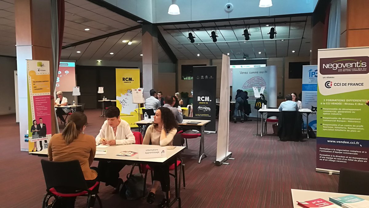 ccivendee's tweet photo. Début des entretiens avec les candidats et entreprises présents au Job Dating @ccivendee postes proposés : commerciaux, chargés de communication, vendeurs.... Pour des contrats en alternance @EGCVendee85 et Negoventis https://t.co/AIr4GvAjxG