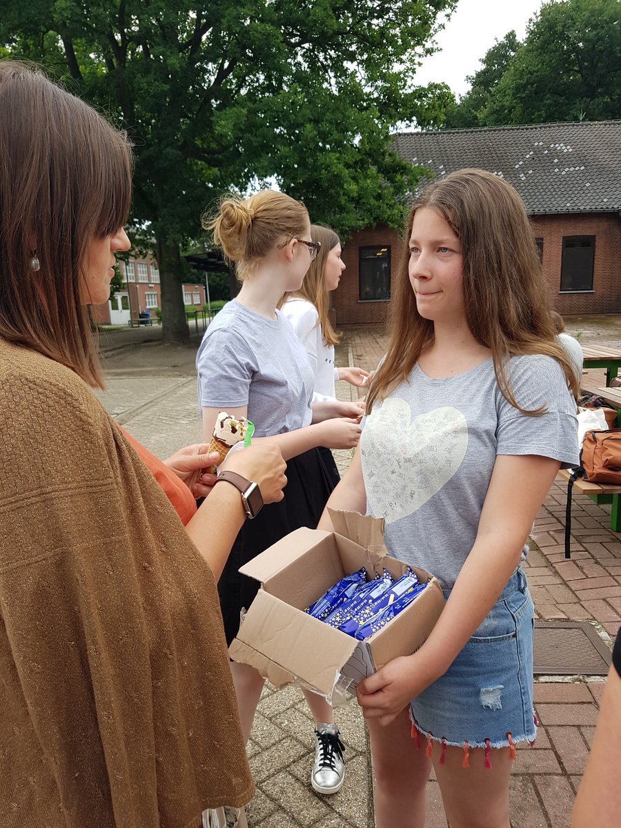 Atheneum_Keerb's tweet image. Altijd sfeer, de (voor)laatste lesdag met traditionele finale wedstrijd tussen leerlingen en leerkrachten. Volle tribunes en iedereen genieten van een ijsje, getrakteerd door de #leerlingenraad voor iedereen @Atheneum_Keerb #meerdaneenschool #samenlerensamenleven @GO_onderwijs