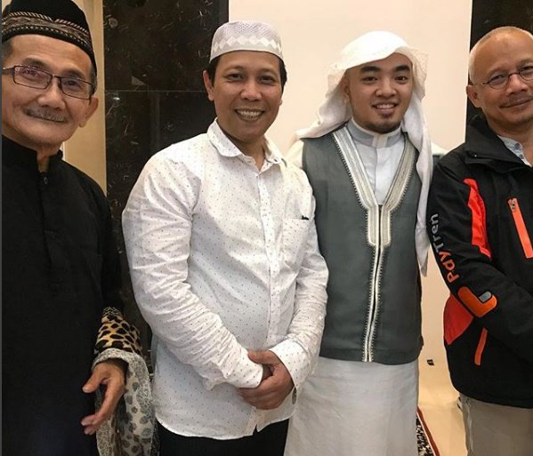 Bisnis2014's tweet photo. #yopanprihadi: Bersama #imammuda #Mekkah Syekh Abdul Basith di #MasjidAlMansur (komp.Ktr.Pst #PayTren)... Subhanallah...usia masih 21th...
Psssstttt...masih #jomblo loooh🤭
.
#Ramadhan
#LailatulQadar
.
TTT:
#KARMABAIKANTV144
#ROYKIYOSHIANAKINDIGO25
#EXOLSelcaDay
#PesonaMudik2018 https://t.co/U8ioX6ljoL