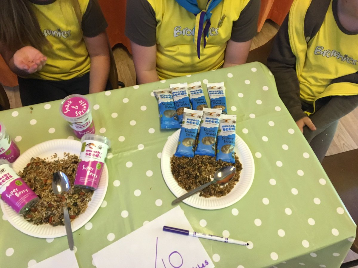 Becca_R_88's tweet photo. Brownies learning about healthy eating and sampling snacks. Thank you @MunchySeeds for your kind donation. The liked the seeds but some preferred sesame and others found the berry tastiest!! Overall they voted that both should score 10/10 #girlguiding https://t.co/sGhfqvVShD