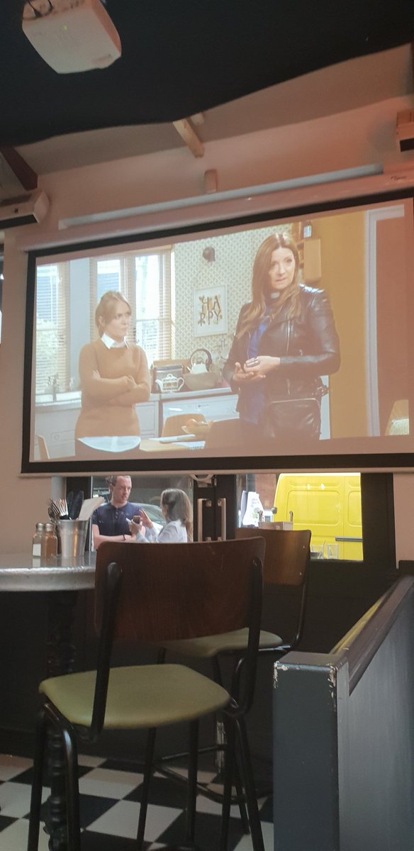 ebjayho's tweet image. What do I love about @DraftHouseHS ? What other pub serves Craft Beer and Emmerdale?