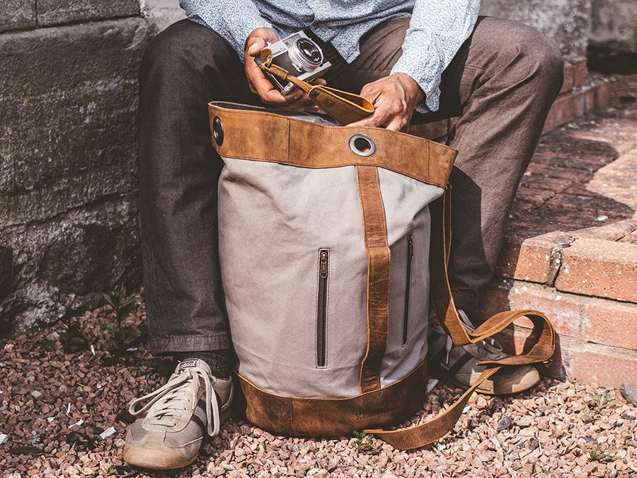 ScaramangaUK's tweet photo. New favourite bag for Summer, the Duffle. Makes a stylish and practical travel bag, as well as a pillow for long commutes! #thoughtfullydesigned #mensfashion #manbag #accessories #travelbag https://t.co/gEty8s4taV https://t.co/jNHvPfLkB3