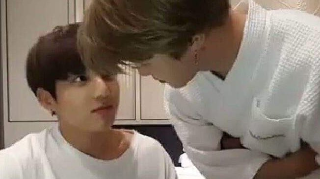kookmints's tweet photo. jikook invented gay pause https://t.co/BI0oBOW0Jg