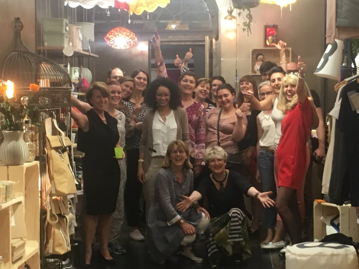 Afterwork entre #LesPrem1eresAURA ce soir chez Rose et Plume ! L’ #entrepreneuriat c’est aussi de belles rencontres ! Rejoignez-nous le 13 au #SDE pour rencontrer ces #entrepreneures de talent ➡️ bit.ly/Conference_13_…
