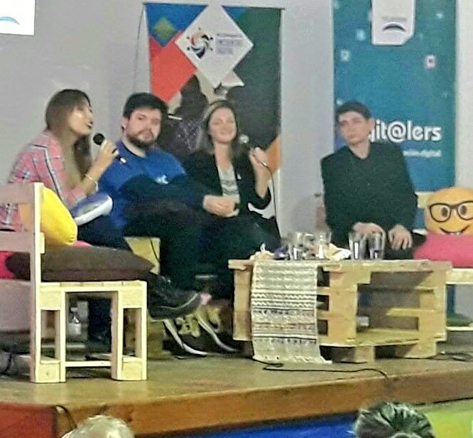 InnovARCS's tweet photo. Que es la tecnología para #MariaVallejos "oportunidad de crear tu futuro"
"Es el medio para construir lo que uno se imagina" @ginotubaro
"La tecnología dio posibilidades para el cambio" @DalesiBildo
#DanielSimons
Digit@lers 👏👏👏👏 @LinSolis https://t.co/sQwP9W8CMr