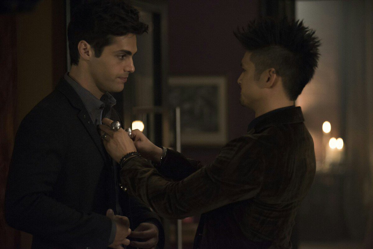 StilesGallavic1's tweet photo. THE SHADOWHUNTERS SHOWED US RELATIONSHIP 
#SaveShadowhunters  #PickUpShadowhunters https://t.co/mpp2b0n5gQ