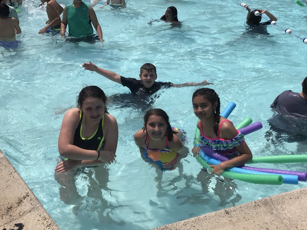 ParkerFarmsES's tweet photo. Making Memories at Mtn. MIST! 💙🎉🐶🐾 #5thGrROCKS! #PFpride https://t.co/UODH9FqF7c