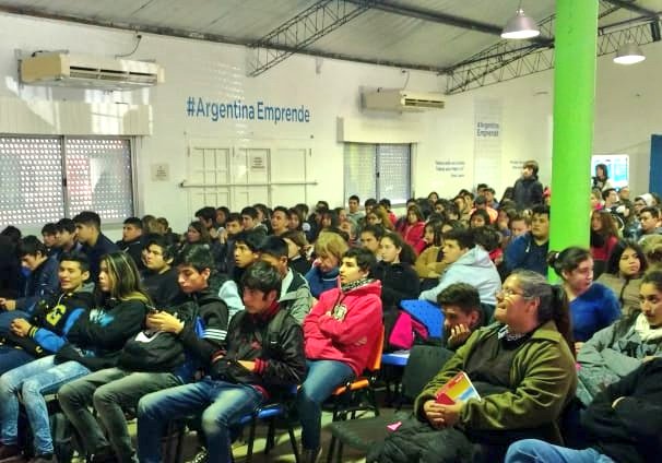 SoyCotyFerrer's tweet photo. Ahora! "Historias que inspiran", un encuentro con @ginotubaro, @DalesiBildo y @maru_ok18 organizado por #Telecom y el @MunicipioPilar. Inspiración para jóvenes que quieren estudiar, trabajar y vivir de la tecnología #digitalers #RSE 👏 https://t.co/eSNfSHCoTH